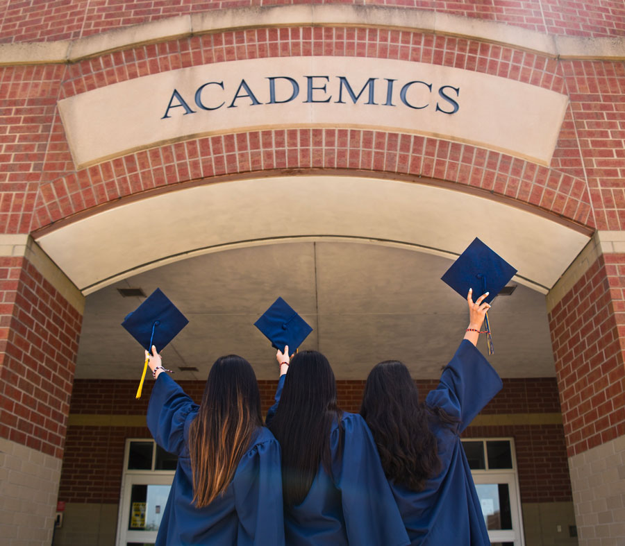 Jeunes diplomés devant la porte d'une université anglo-saxone