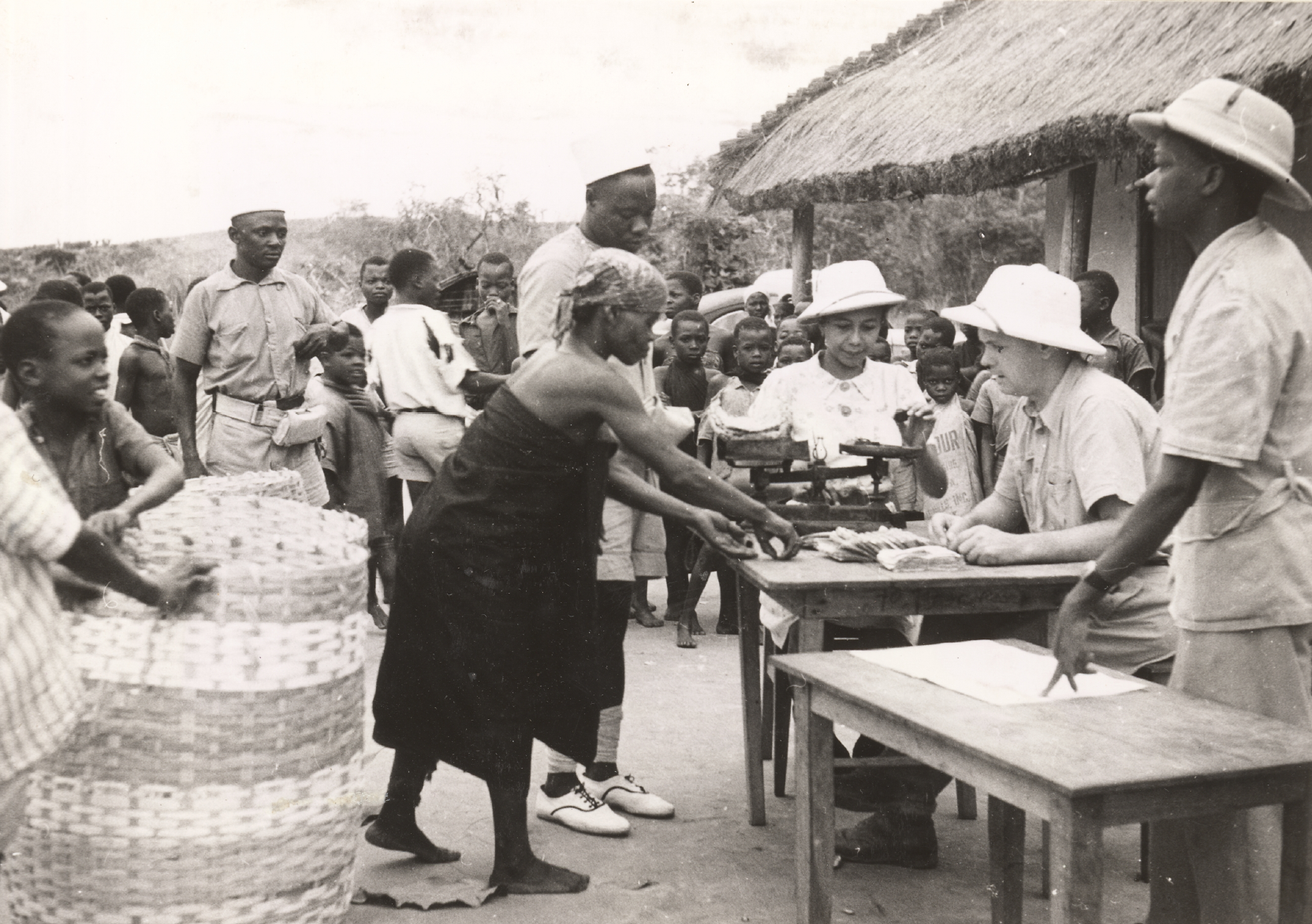 Marché au caoutchouc © Ellebé (Bernard Lefebvre dit), Kinkala. Archives nationales d’outre-mer, FR ANOM 30Fi72/37