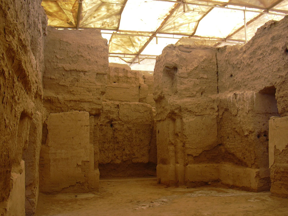 Protection des murs du palais de Zimri-Lim à Mari en 2006. Photo Herbert Frank