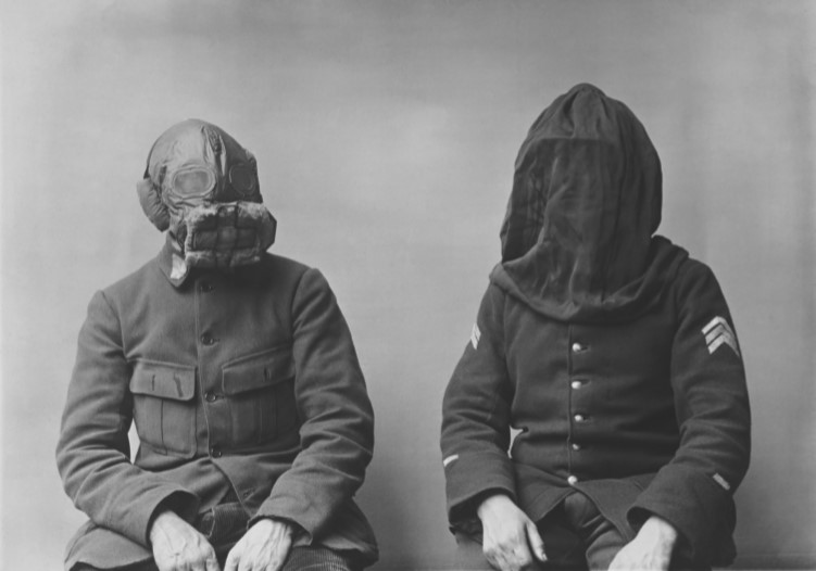 Masque et cagoule contre les flammes, 1917-1918, tirage gélatino-argentique, Archives nationales, 398AP/36