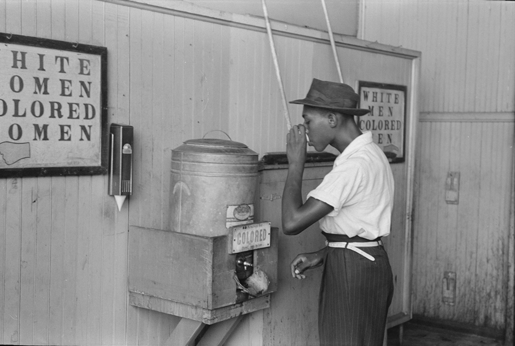 Noir américain devant une fontaine à eau réservée aux gens de couleurs (« Colored »), Oklahoma © Russell Lee, juillet 1939 / Library of Congress  