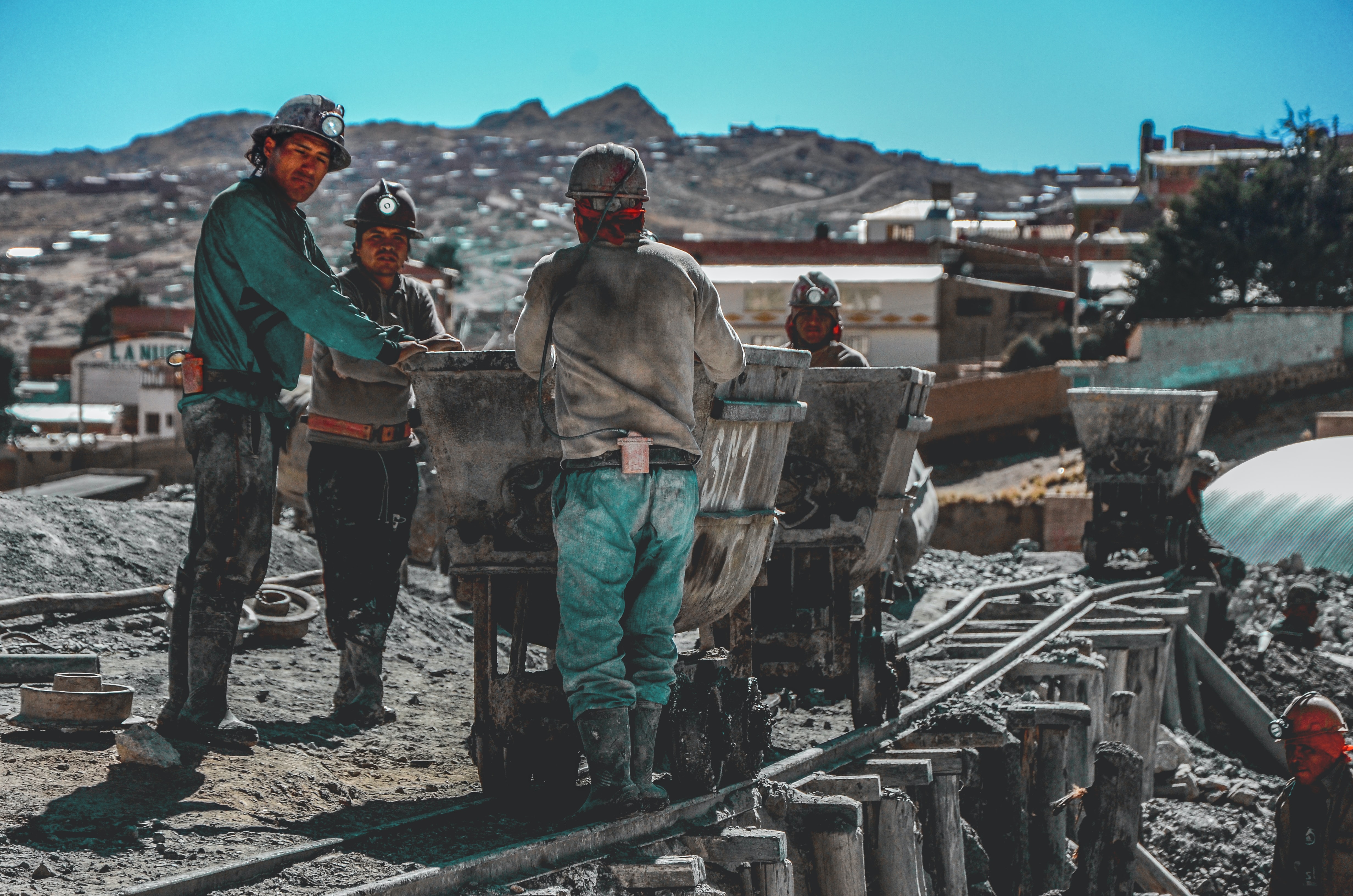 Mineur devant un wagon dans une mine