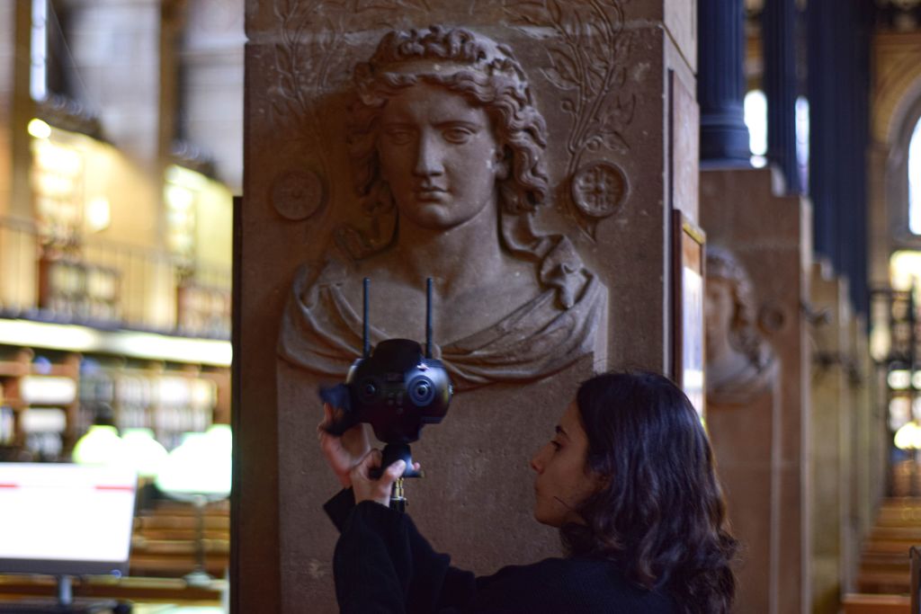 Mise en place de la caméra 360 pour la captation d’images HDR dans la bibliothèque Sainte-Geneviève à Paris, de l’architecte Henri Labrouste. © Niren Cunthen