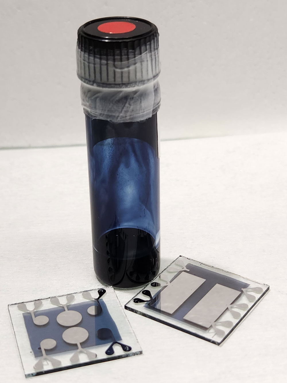 Image illustrant le passage entre la formulation d’une encre et sa mise en forme sur un support, une étape clé de la fabrication des cellules photovoltaïques développées au sein de l’équipe de recherche.