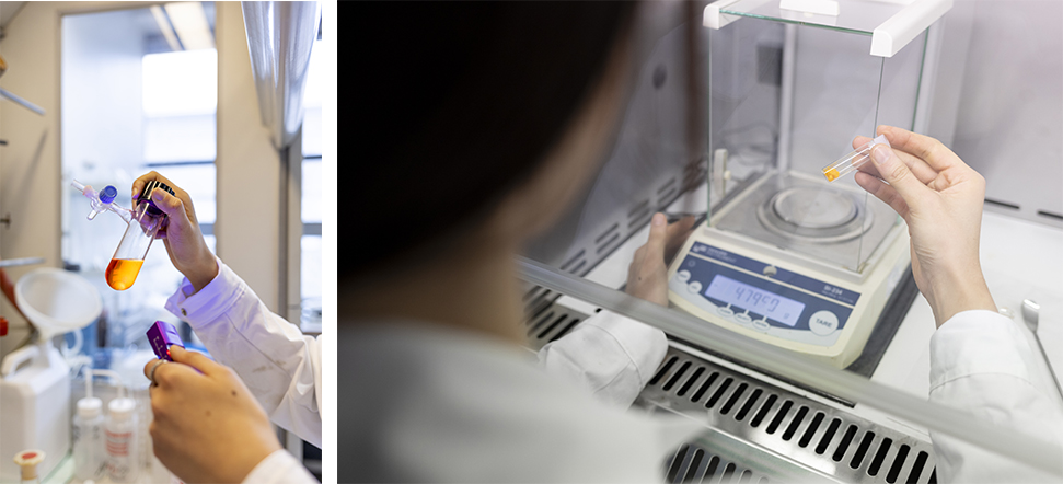 pesée des cristaux purifiés, qui permet de quantifier la matière récupérée avant modification. © Thomas Lang pour le CNRS Alsace – ANR BIBIFLU et ANR SAPS AActus-II