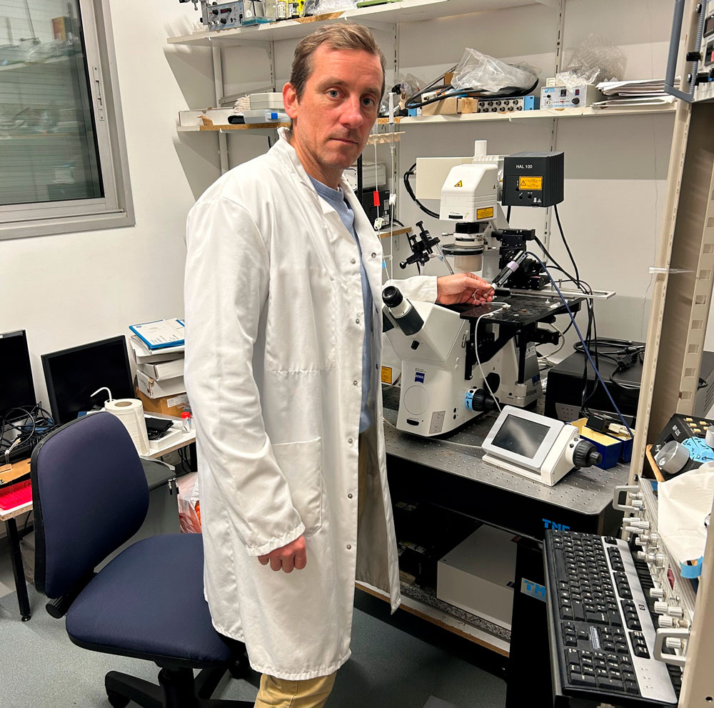 Système d’imagerie confocal couplé à une système de patch clamp permettant l’analyse dynamique des flux calciques mitochondriaux au cours de l’activité électrique des cardiomyocytes. Approche développée par Jérémy Fauconnier (CNRS) pour comprendre l’implication de la mitochondrie dans les troubles du rythme cardiaque au cours de l’obésité.  © Fabien Brette.