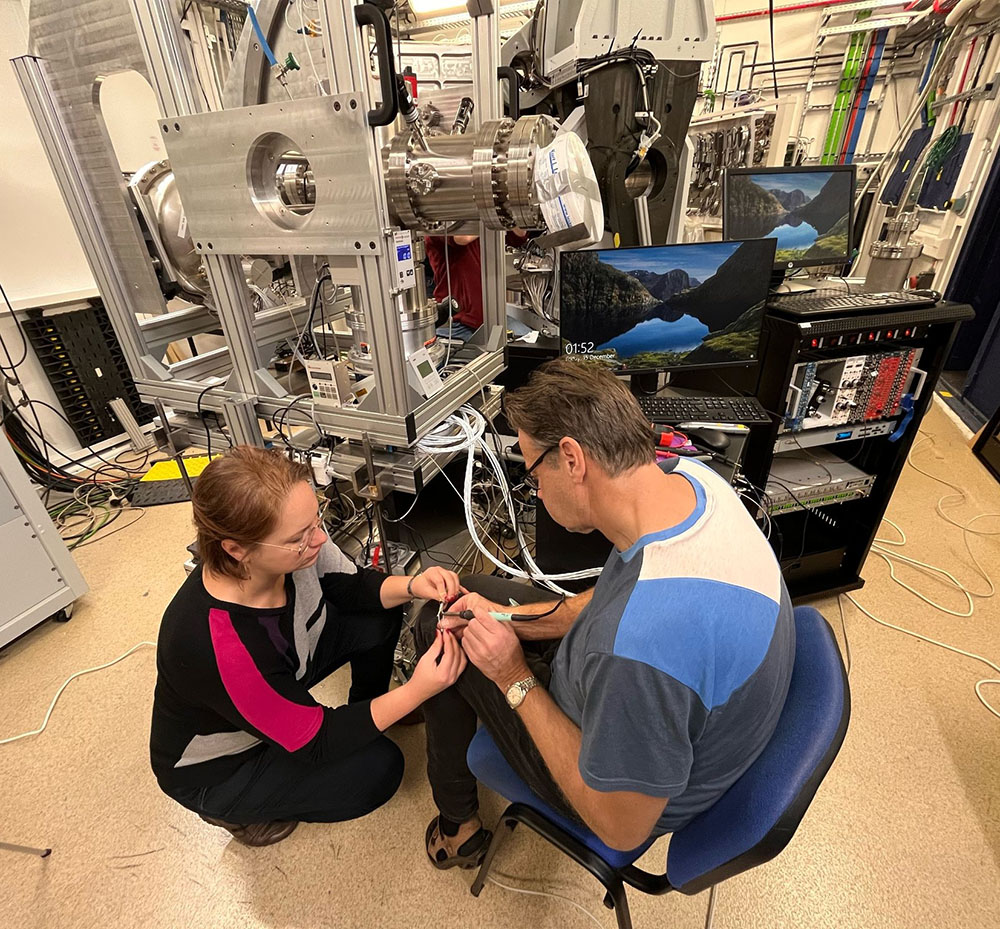 Après l'installation de l'analyseur, Oksana Travnikova, pilote du projet, observe le premier spectre des électrons au laboratoire LCPMR. 