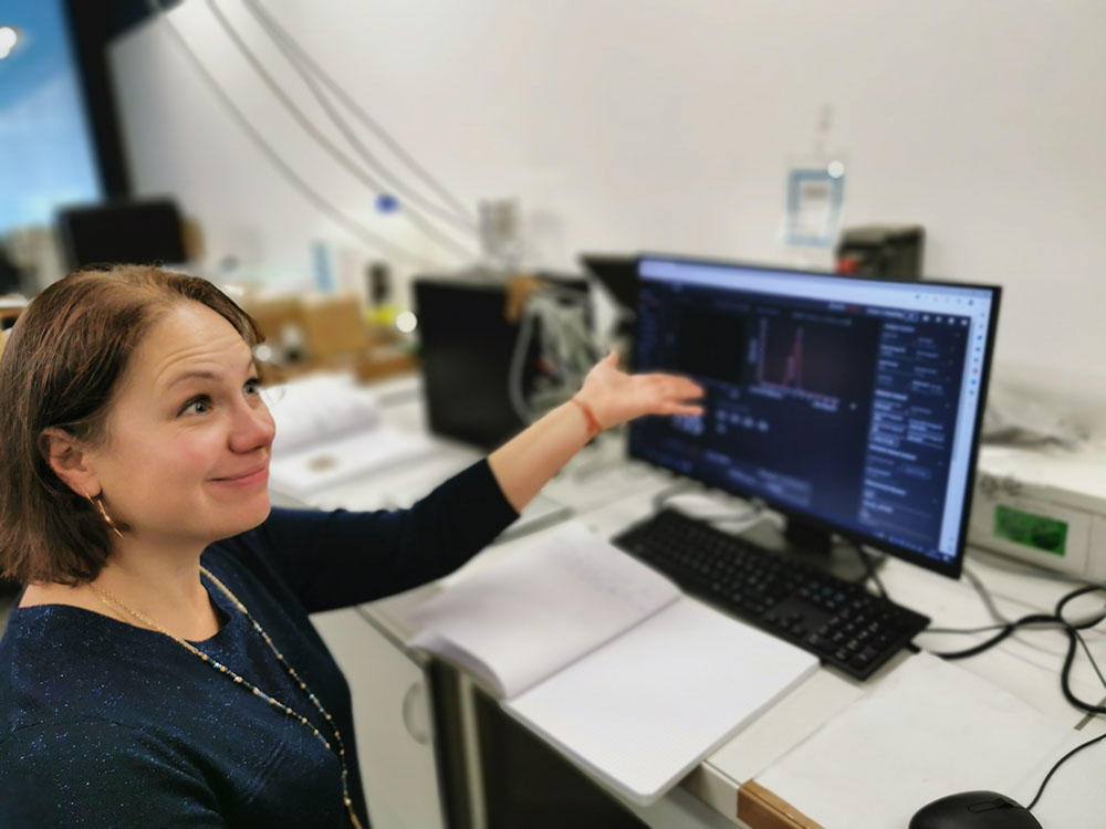 Les chercheurs Edwin Kukk de l'Université de Turku (Finlande) et Oksana Travnikova préparent l'installation de l'expérience MUSTACHE au synchrotron SOLEIL.