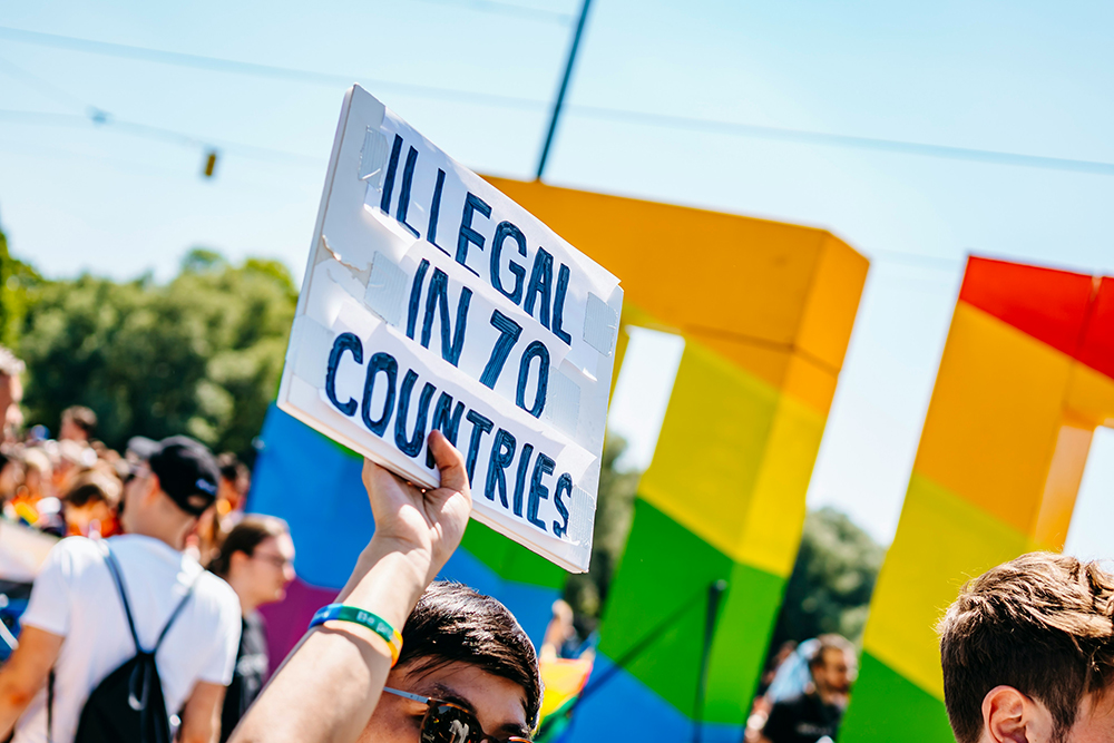 Marche solidaire à Munich en juillet 2022, la pancarte indique « illégal dans 70 pays »"