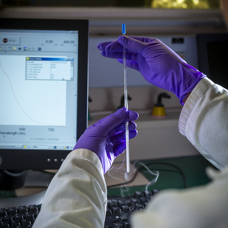 Préparation d'une solution tampon contenant une sonde luminescente dans un tube en quartz