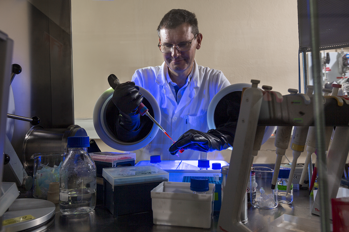 Préparation dans des boîtes à gants de sondes luminescentes par chimie click © Christian Morel / LCBM / CNRS Images