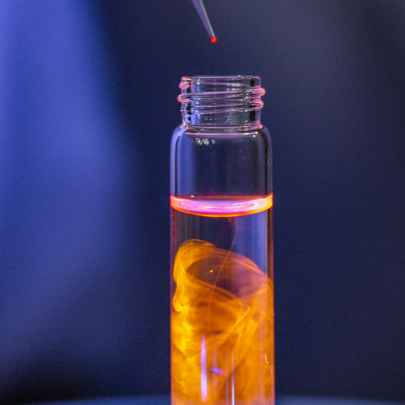 Dilution d'une sonde luminescente dans une solution aqueuse au pH neutre sous éclairage UV
