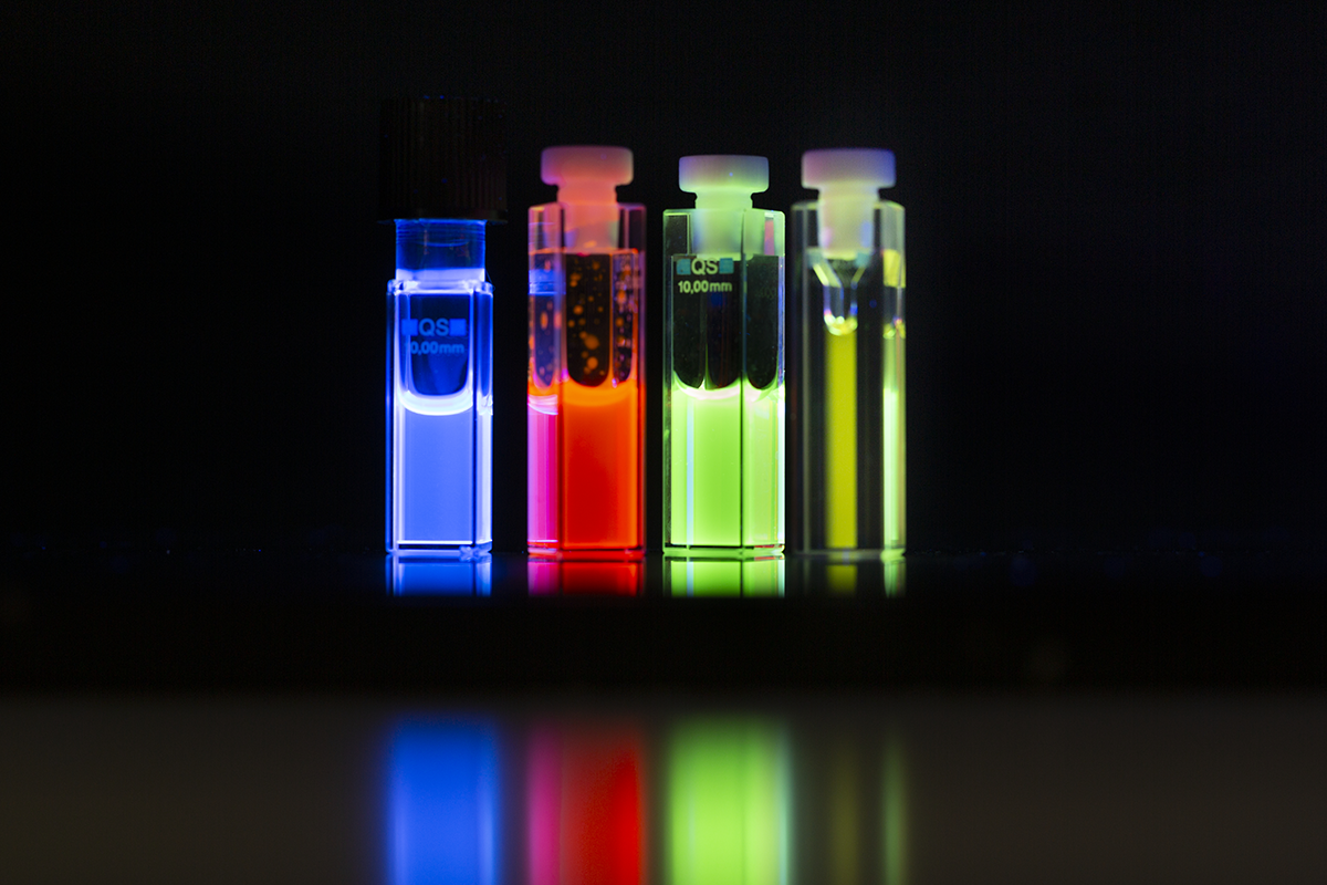 Observation sous éclairage UV de la fluorescence de différentes solutions contenant des fluorophores © Christian Morel / LCBM / CNRS Images