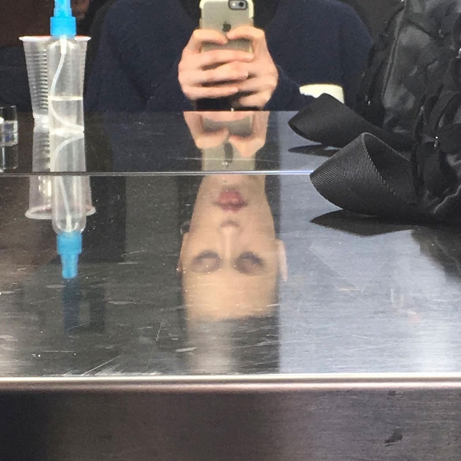 Selfie en backstage d'un shooting de lookbook à Milan © Ekaterina Ozhiganova, 2020
