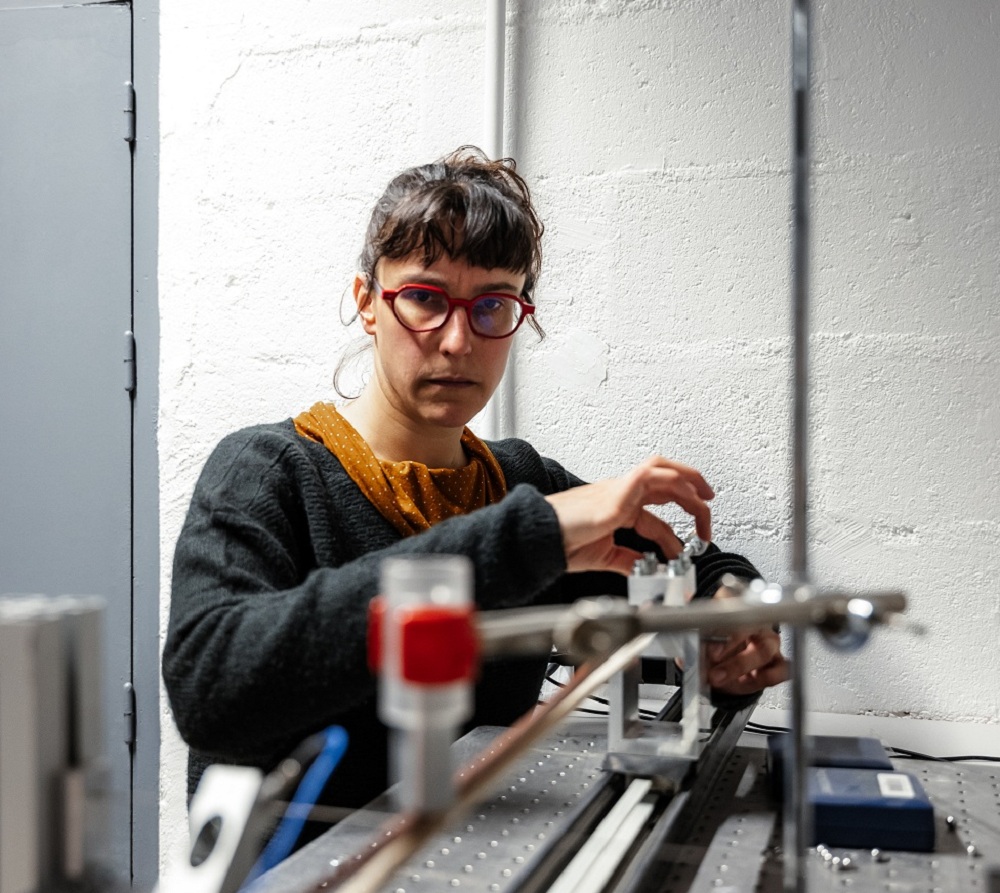 Soizic Terrien devant son dispositif expérimental permettant d’imiter un violon, afin de capturer l’essentiel des mécanismes de production du son, mais avec moins de complexité © Ville du Mans Matthieu Picouleau