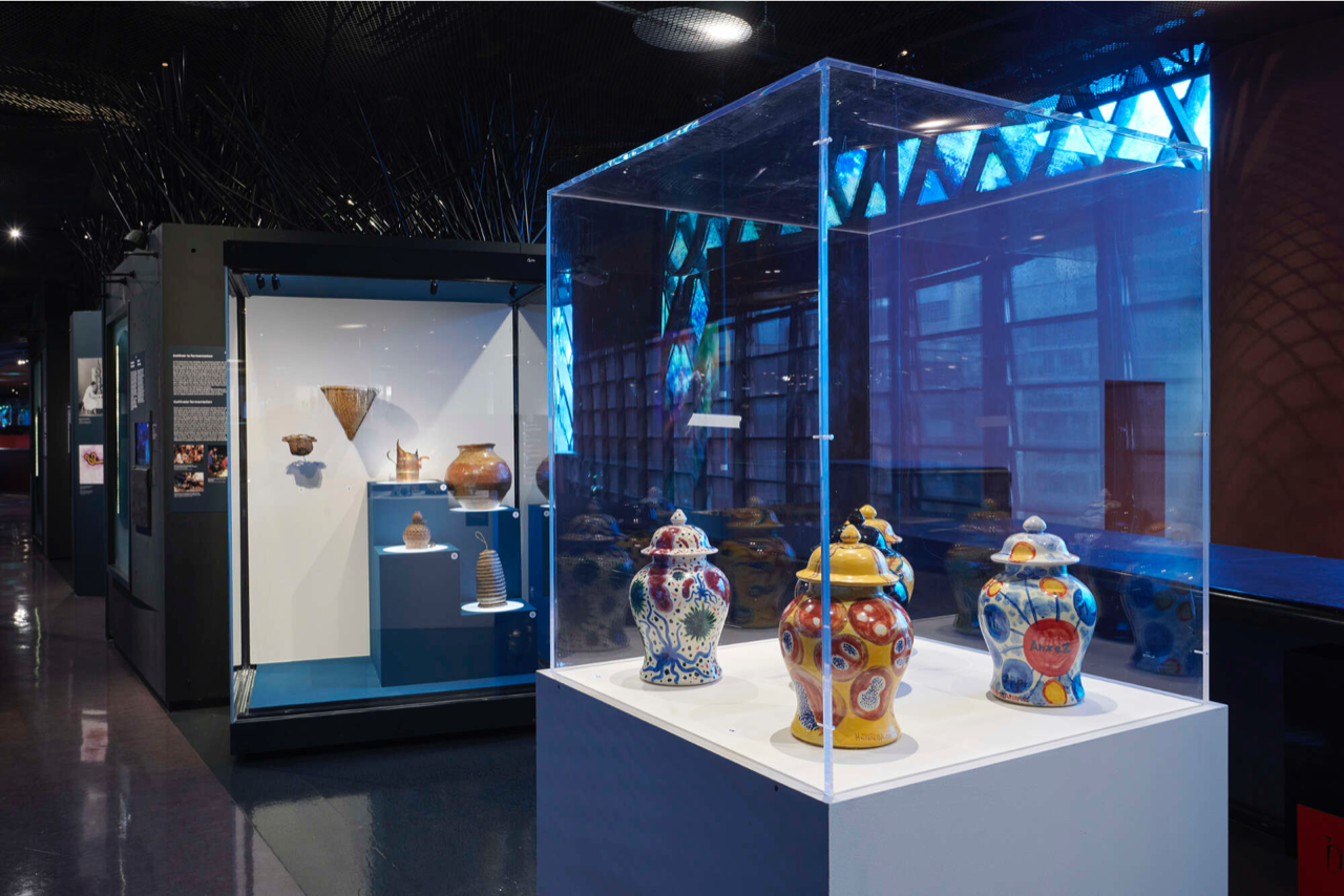 Céramiques réalisés par Hervé di Rosa pour l’Institut Pasteur et contenants pour des boissons fermentées (exposition « Micromondes », musée du quai Branly)