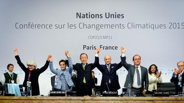 La joie des organisateurs de la cop 21 le 12 décembre 2015