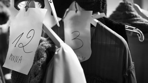 Des cintres en backstage © Wirestock / iStock by Getty Images