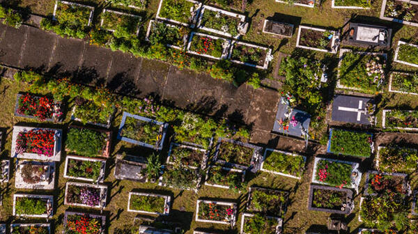 Vue aérienne du cimetière de tombes en pleine terre, fleuries naturellement, à Hell-Bourg, sur l’île de La Réunion. 