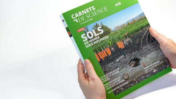 Couverture de la revue tenue par deux mains