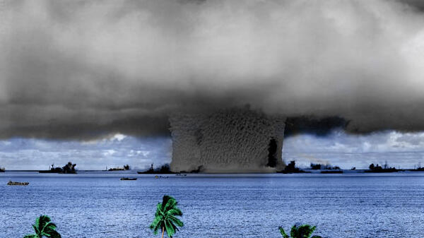 photo colorisée du champignon atomique après l’explosion Baker (atoll de Bikini, en Micronésie, le 25 juillet 1946).