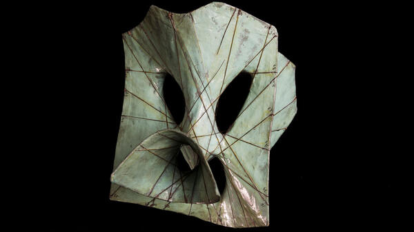 Surface cubique lisse, datant des années 1920-1930, moulée en matériau thermoplastique d’après un modèle en plâtre, attribué à Joseph Caron. © Cyril Frésillon / IHP / CNRS Images 