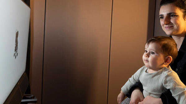 Bébé regardant une image de poussette durant une étude sur le fondement neurocognitif de la confiance épistémique chez le petit enfant. 