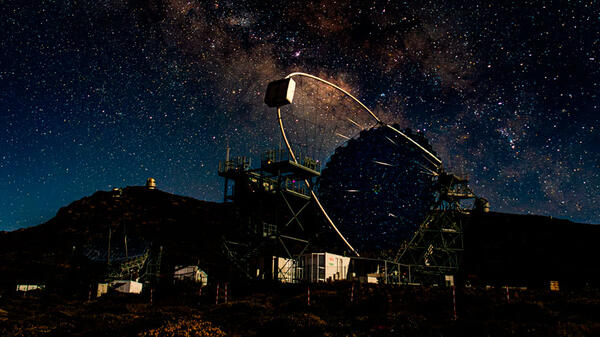 Vue de nuit du télescope LST-1 sur fond de Voie lactée 
