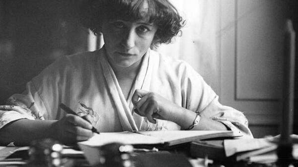 Photo noir et blanc de Colette à son bureau, en 1910
