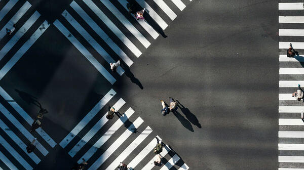 passages piétons (vue drone) Ryoji Iwata sur Unsplash