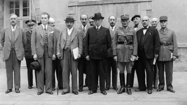 Les membres du gouvernement de Vichy devant le pavillon Sévigné en juillet 1940. Au premier rang, de gauche à droite : Pierre Caziot, ministre de l’agriculture, Paul Baudoin, ministre des affaires étrangères, Pierre Laval, premier ministre, maréchal Pétain, général Weygand, ministre de la guerre