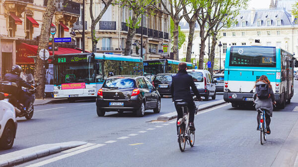 Le boulevard Saint-Michel à Paris, chaussée partagée entre les bus, les voitures, les vélos et les deux roues à moteur