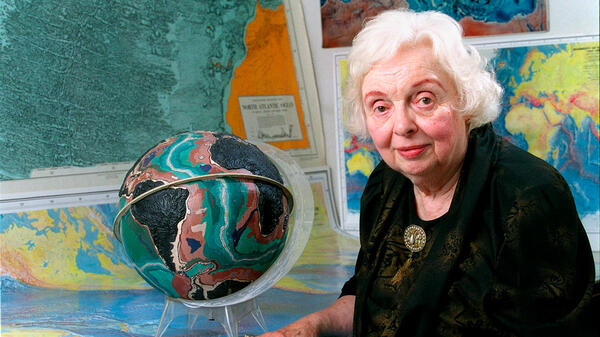 Marie Tharp en juillet 2001 (Photo Bruce Gilbert / Lamont-Doherty Earth Observatory and the estate of Marie Tharp)