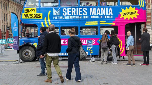 Bus du festival Séries mania avec des personnes qui se rassemblent autour
