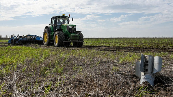 Un missile planté dans un champ cultivé où progresse un tracteur, Zaporijia, au sud-est de l'Ukraine.