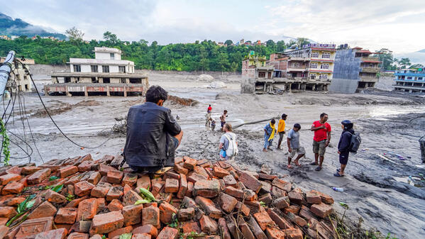 Habitants de Trisuli au Népal face aux dégâts causés par un tsunami de montagne fin août 2026. 