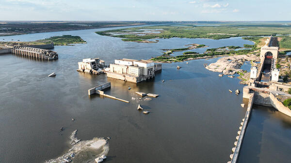 Le barrage hydroélectrique de Kakhovka détruit le 6 juin 2023
