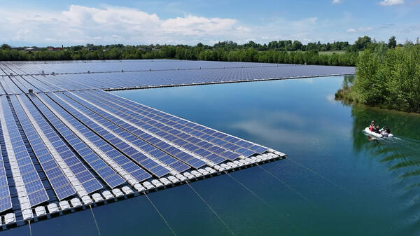 Les panneaux photovoltaïques sur le lac et les chercheur.e.s en bateau - extraite de la vidéo © CNRS - 2025