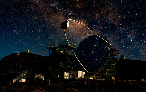 Vue de nuit du télescope LST-1 sur fond de Voie lactée 