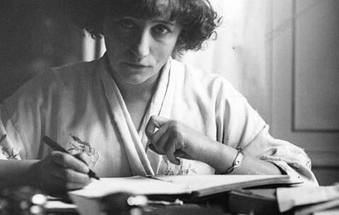 Photo noir et blanc de Colette à son bureau, en 1910