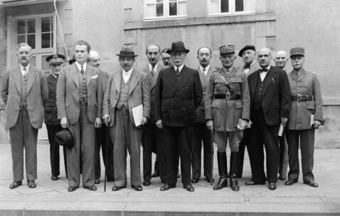 Les membres du gouvernement de Vichy devant le pavillon Sévigné en juillet 1940. Au premier rang, de gauche à droite : Pierre Caziot, ministre de l’agriculture, Paul Baudoin, ministre des affaires étrangères, Pierre Laval, premier ministre, maréchal Pétain, général Weygand, ministre de la guerre