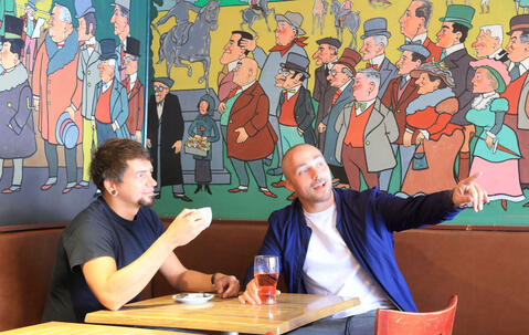 Deux hommes dans un café, une fresque dessinée en arrière-plan - France, Haute-Vienne (87), Limoges, rue Gondinet, Le Swing Café 