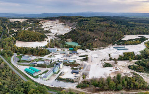 Vue aérienne de la La carrière de kaolin d’Échassières (Allier, Auvergne) 