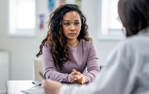 Une jeune femmes dans le cabinet de son médecin.