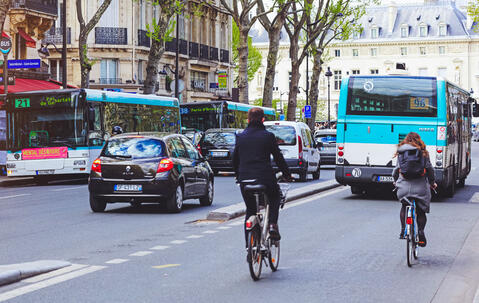 Le boulevard Saint-Michel à Paris, chaussée partagée entre les bus, les voitures, les vélos et les deux roues à moteur