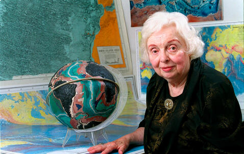 Marie Tharp en juillet 2001 (Photo Bruce Gilbert / Lamont-Doherty Earth Observatory and the estate of Marie Tharp)