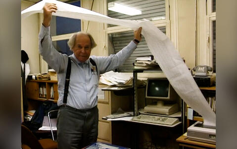 Piotr Slonimski brandissant l'impression du chromosome 3 de la levure de boulanger