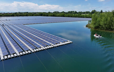 Les panneaux photovoltaïques sur le lac et les chercheur.e.s en bateau - extraite de la vidéo © CNRS - 2025