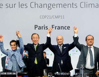 La joie des organisateurs de la cop 21 le 12 décembre 2015