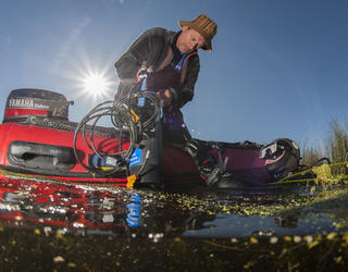 Chercheurs dans le lac Titicaca